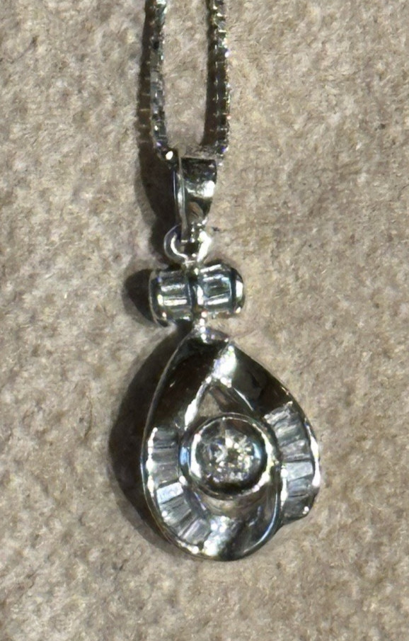 14K White gold & diamonds Teardrop style pendant w/ 18″ chain 2.9 grams