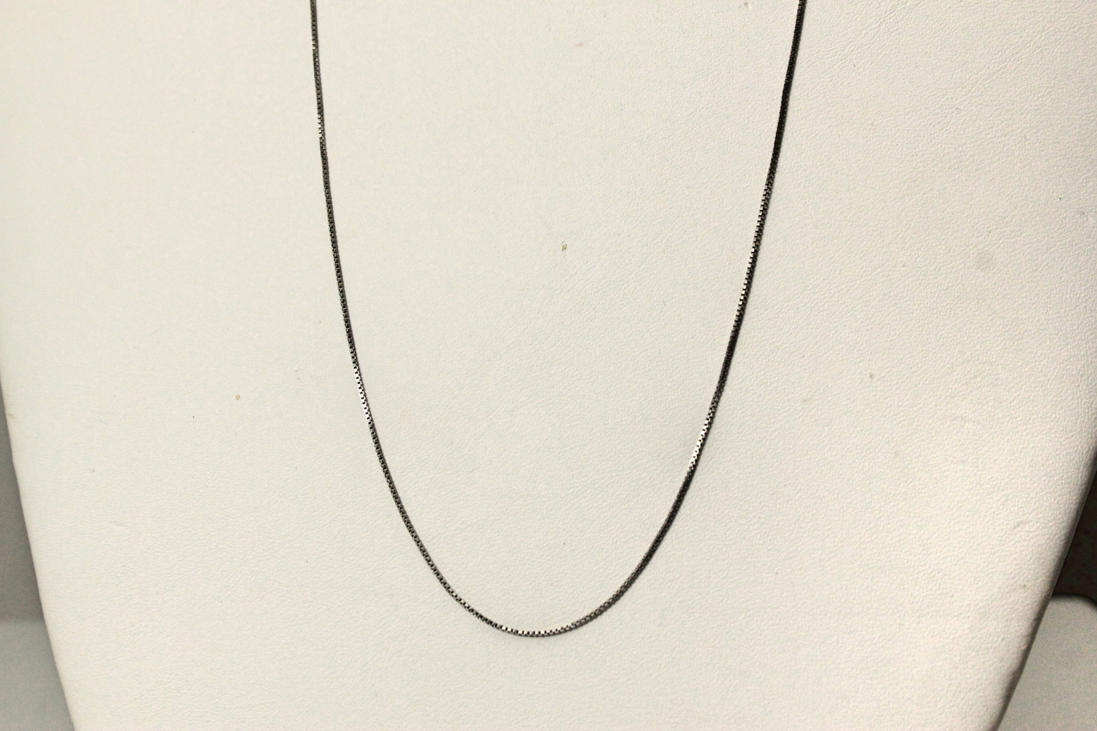 925 Sterling Silver Thin Box Chain 1.3 Grams 18″ Long 0.7mm Wide (NEC4708)