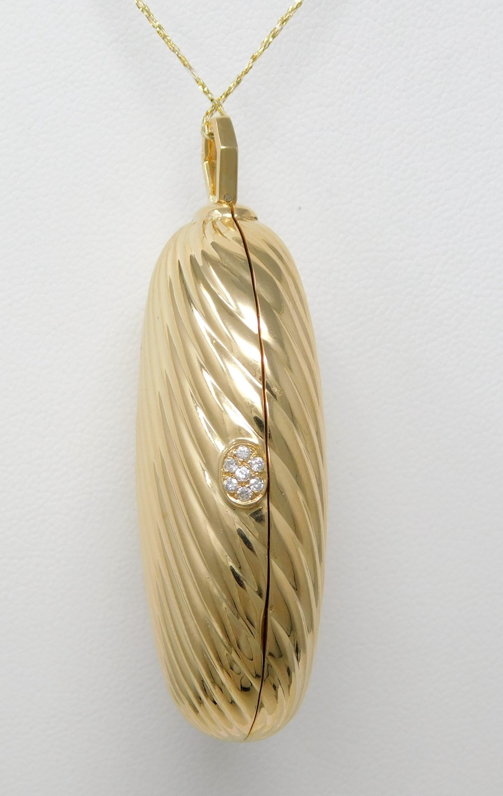 BVLGARI BULGARI 18 kt Yellow Gold 2 Photo Oval Shaped Locket 30.2 grams B9383