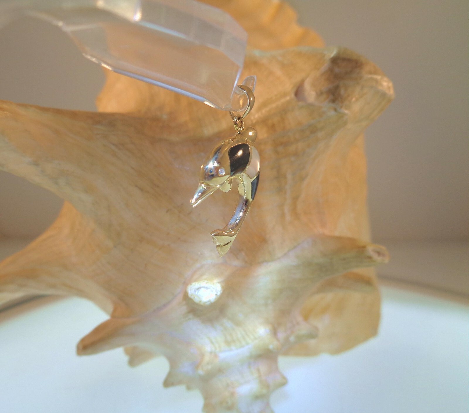 23.5MM 14K YELLOW GOLD MOTHER PEARL BLACK ONYX DIAMOND HAWAIIAN DOLPHIN PENDANT