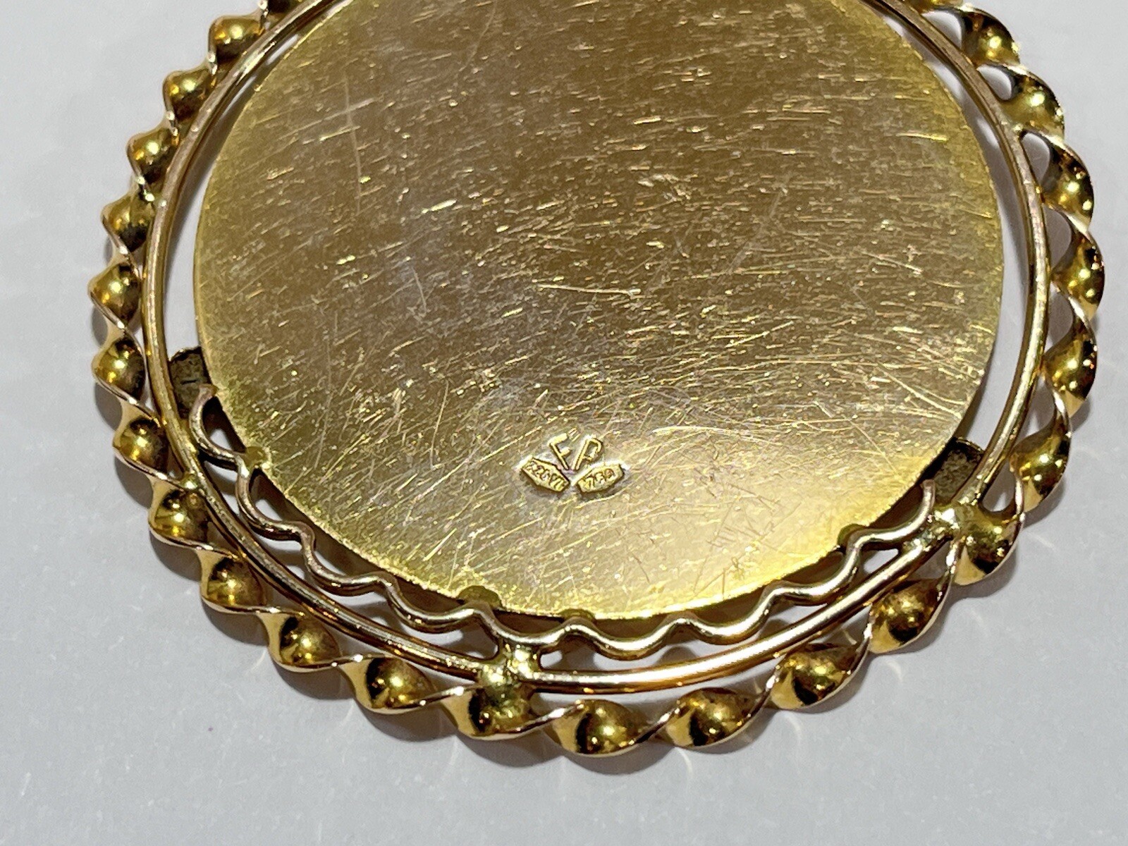 Large 18k Yellow Gold Madonna Pendant A Little Over 1-1/2″ In Diameter! 13.8 Gr.
