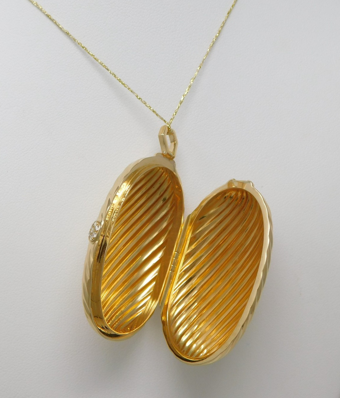 BVLGARI BULGARI 18 kt Yellow Gold 2 Photo Oval Shaped Locket 30.2 grams B9383