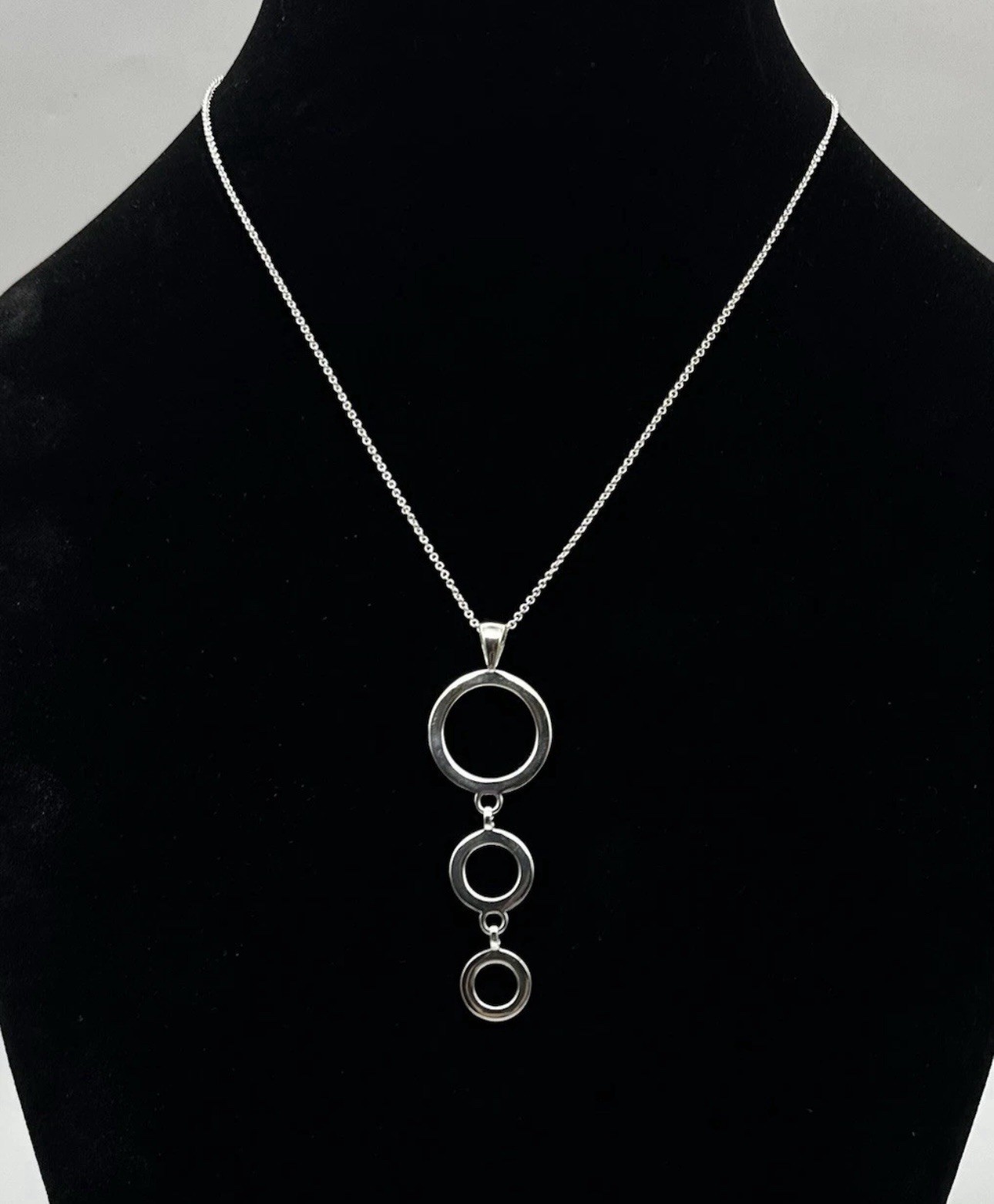 Modern Sterling Silver Interlocking Open Loop Circles Dangle Pendant Necklace