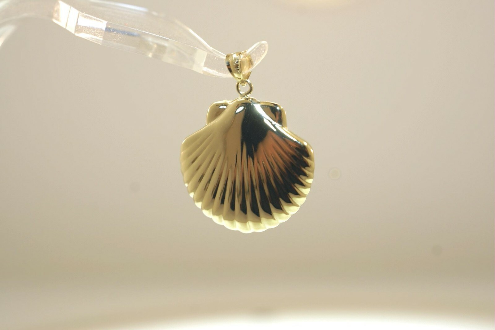 23.5MM 2-TONE 14K YELLOW GOLD DC HAWAIIAN 2-SIDED PUFF SCALLOP SEASHELL PENDANT