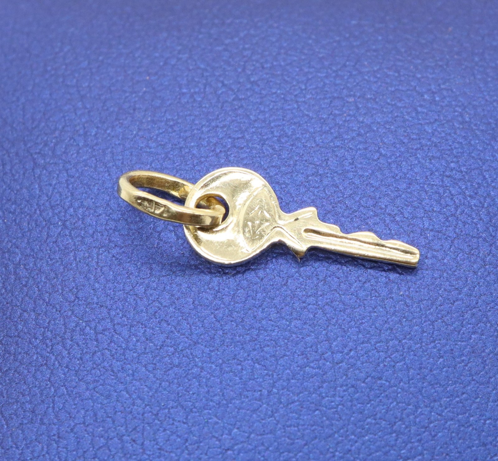 Petite 14K Yellow Gold 1/2″ Key Realtor House Pendant Charm 0.29 grams