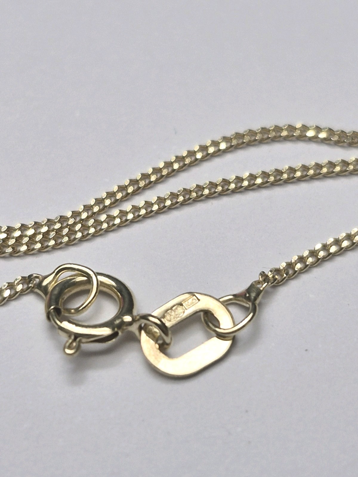 9ct Yellow Gold Vintage Heart Photo Locket & Chain. Necklace. Engraved Design.