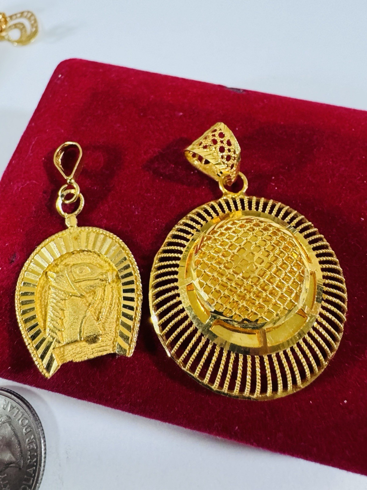 RARE Gold Two Set of Pendant 21K Horseshoe & 22K Round 7.9g