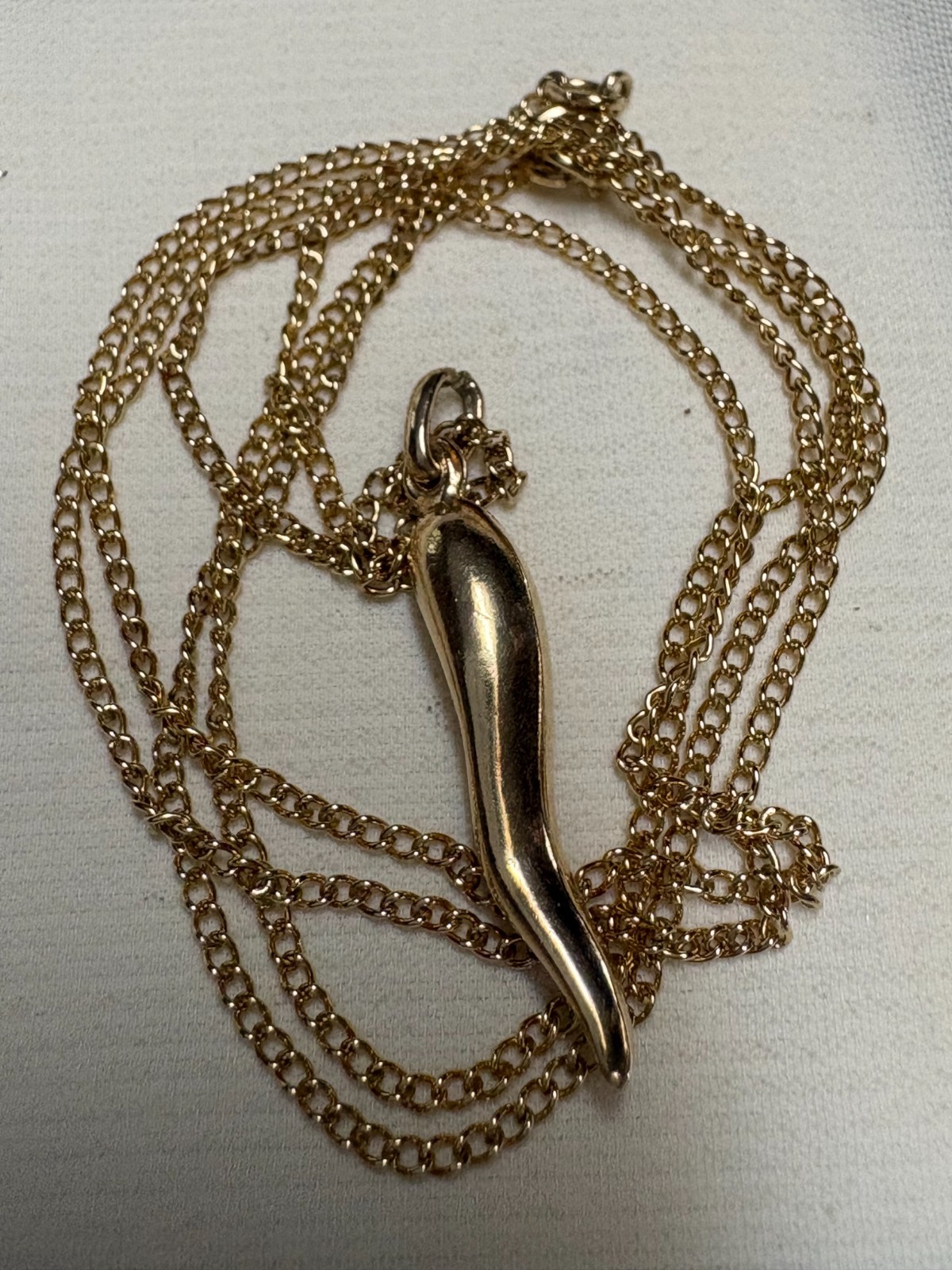 LADIES VINTAGE 14K GOLD ITALIAN HORN PENDANT NECKLACE 14K CURB LINK CHAIN 21 in.