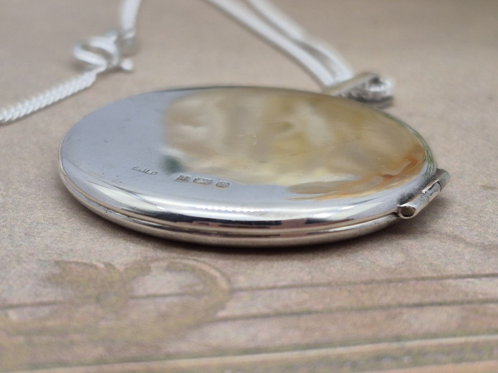 LOCKET – Sterling Silver Round Double Photo Locket Necklace. Hallmarked