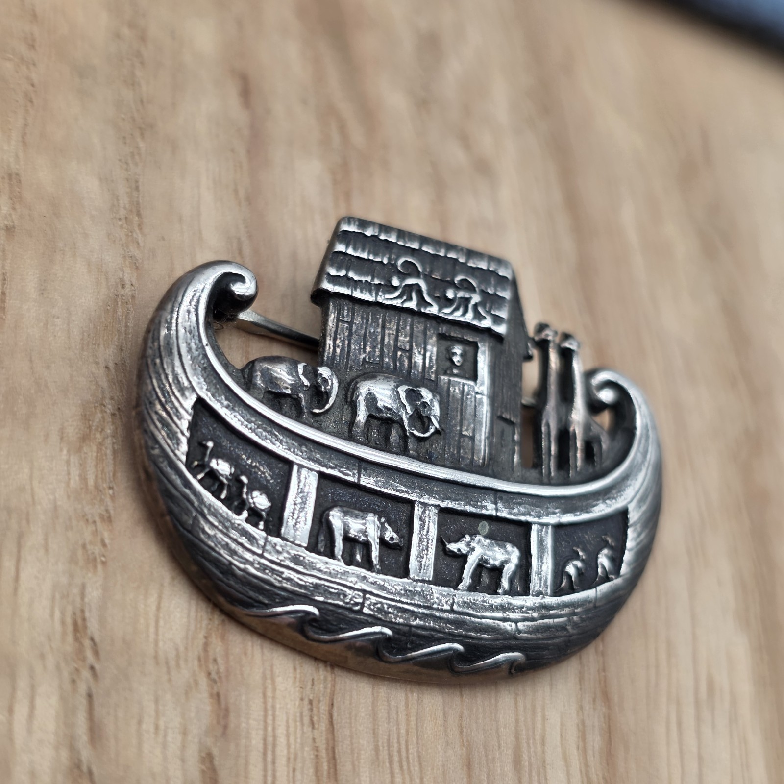 JAMES AVERY RETIRED NOAHS ARK ANIMALS PIN BROOCH PENDANT White JA BOX