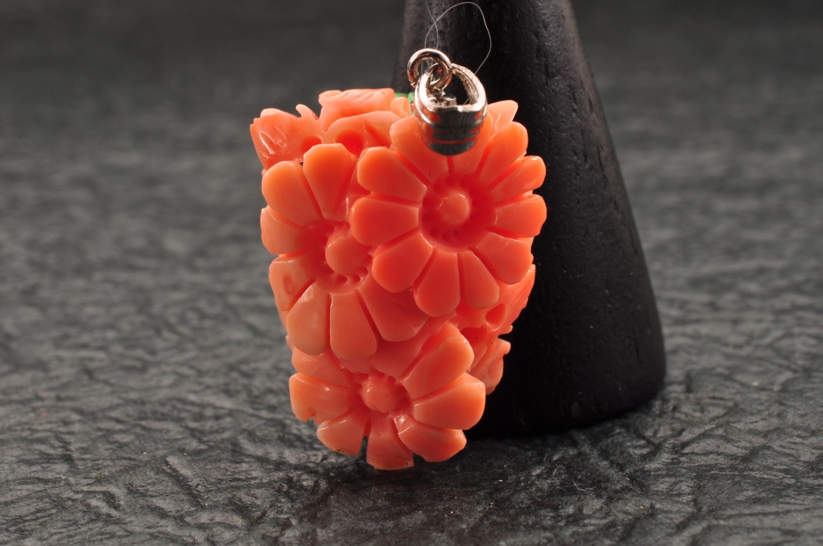 Certification Salmon pink coral pendant top carved Floral pattern (26mm, 31.0ct)