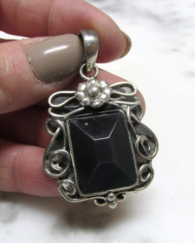 Vintage Sterling Silver Unknown Stone Pendant ~ 15.5grams ~ 13-C812