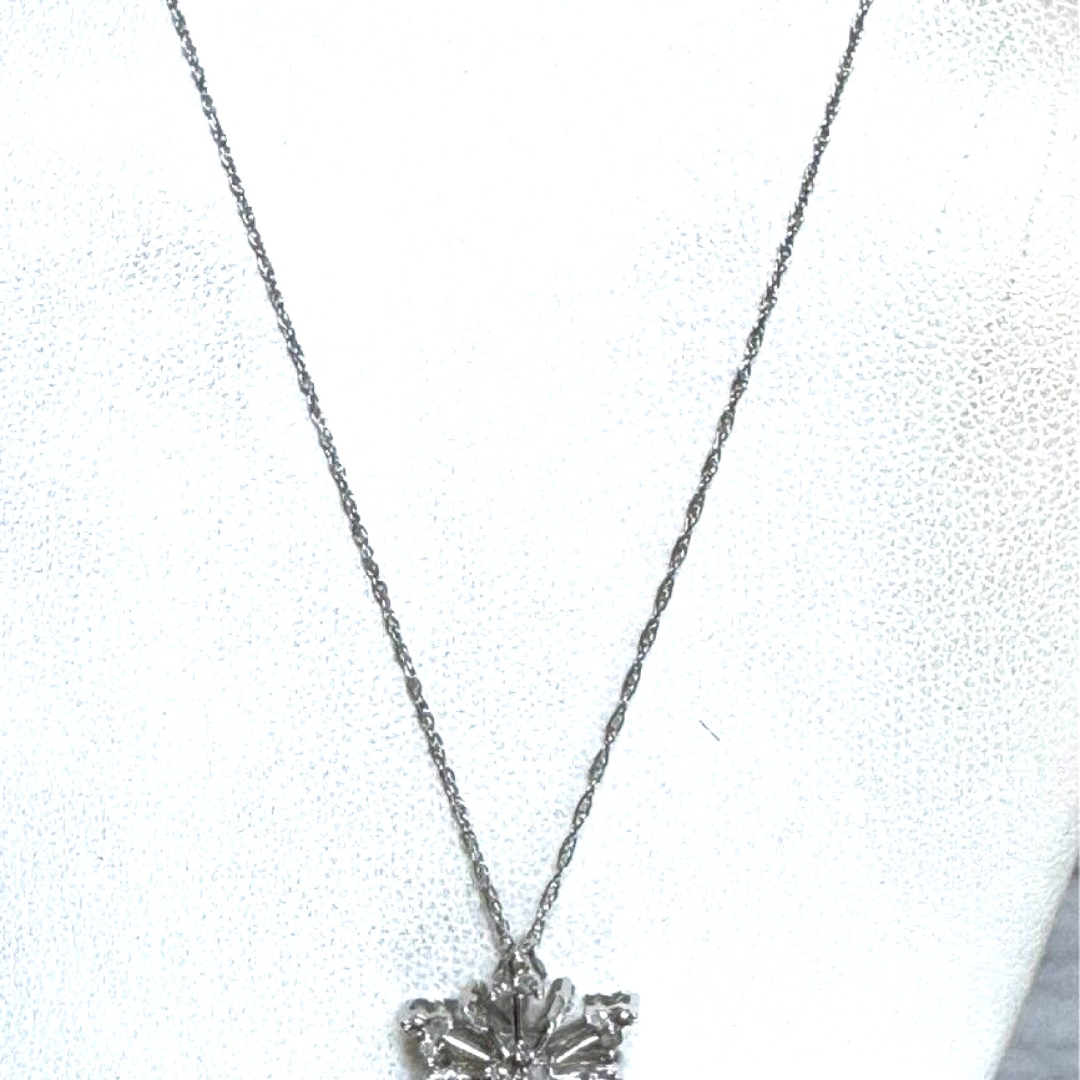 WHITE GOLD AND COLORLESS SAPPHIRE SNOWFLAKE PENDANT NECKLACE SKY