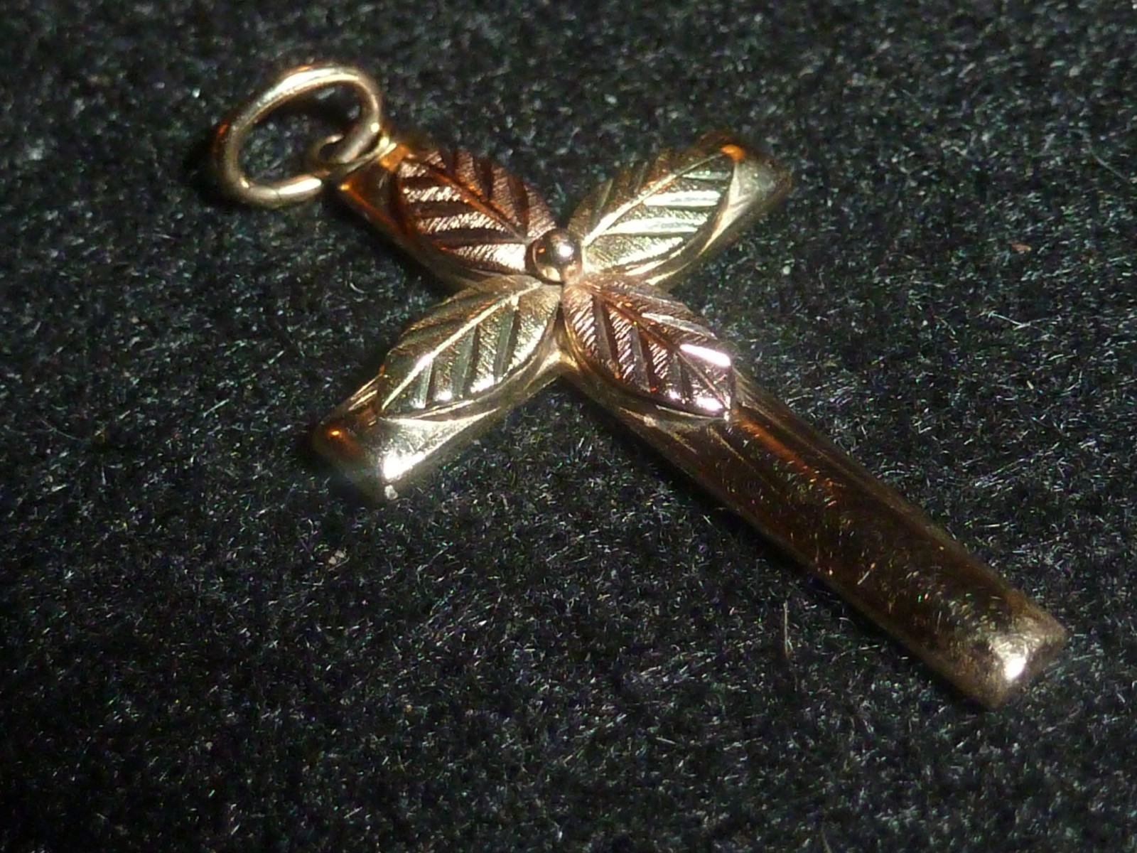 VINTAGE 10K SOLID YELLOW/ROSE/WHITE GOLD COLEMAN CO. POLISHED LEAF CROSS PENDANT
