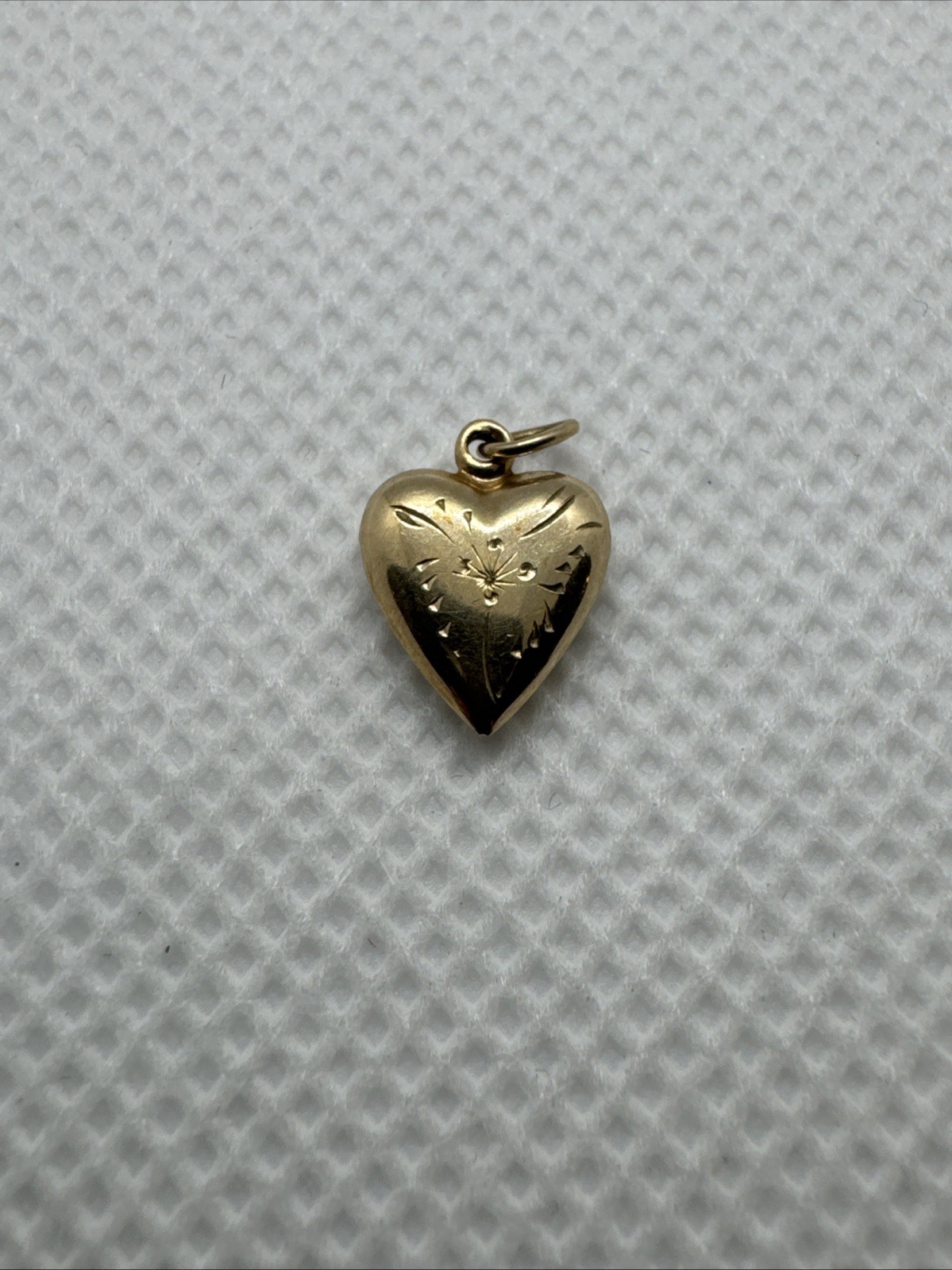 Beautiful 10k Yellow Gold Puffy Heart Hollow Charm Pendant 0.36g Love Carved