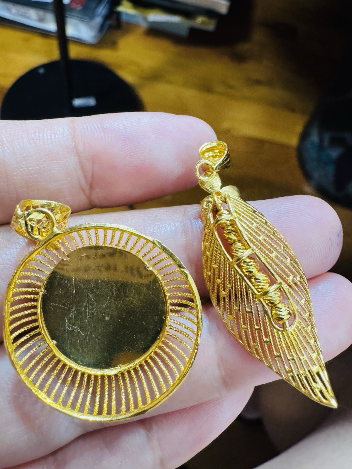 22K 916 22C Real Gold Two Set of Pendant 1 x Left Flower & 1x Round 8g
