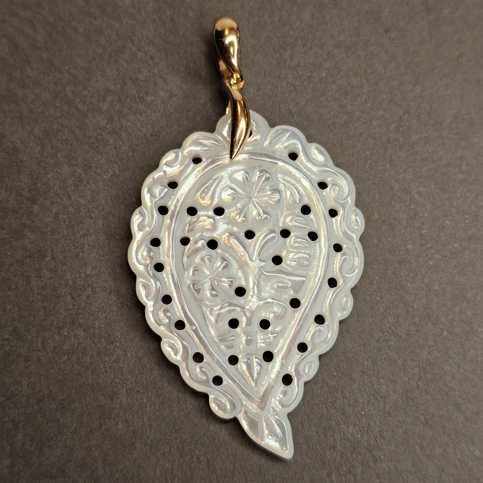 Tamara Comolli INDIA Medium 18K Gold White Mother of Pearl Leaf Pendant TC