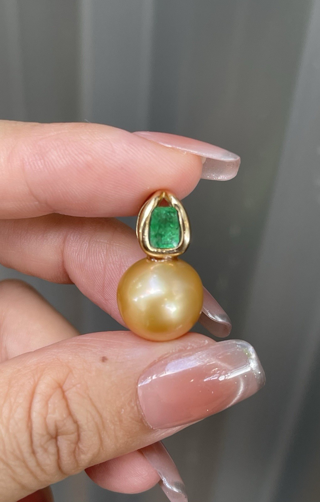 New 9ct Yellow gold Large Genuine South Sea Pearl Pendant With natural Emerald