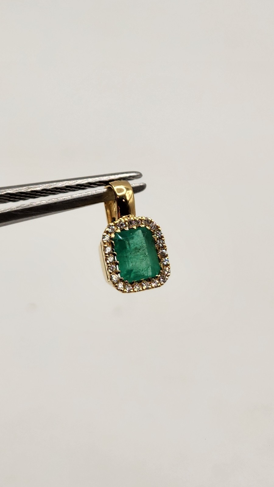 Pendiente en oro de 18k con Esmeraldas Colombianas Naturales, Diamantes Marquesa