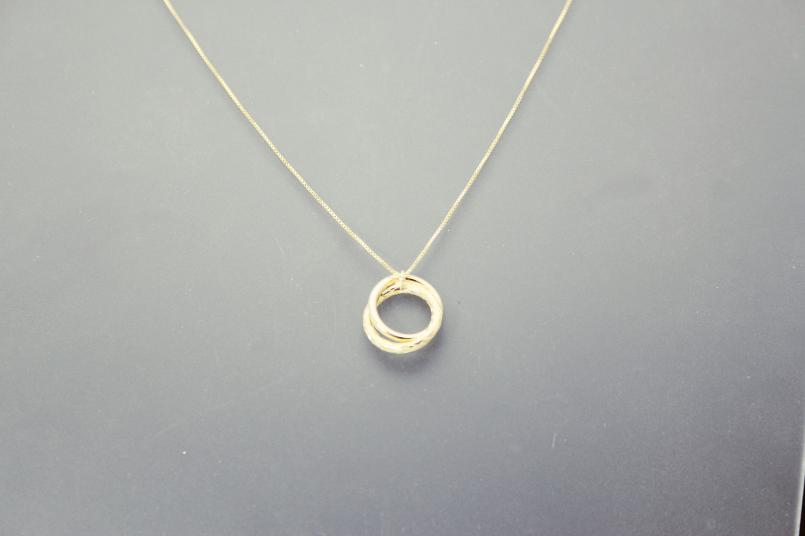 10K Yellow Gold Double Ring Pendant On 18″ Thin Box Chain 1.4 Grams (NEC5060)