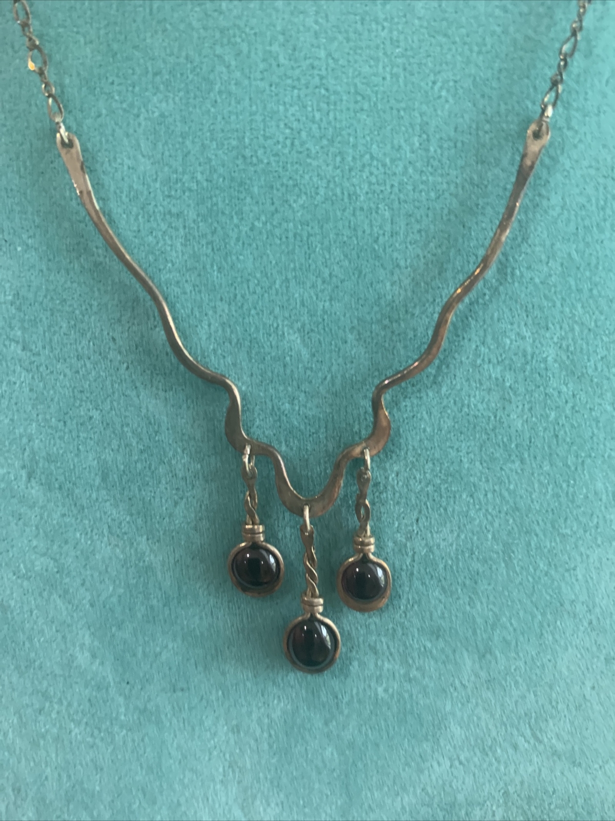 VINTAGE DELICATE STERLING SILVER CZECH. DANGLING GARNETS GEMSTONE NECKLACE 16″