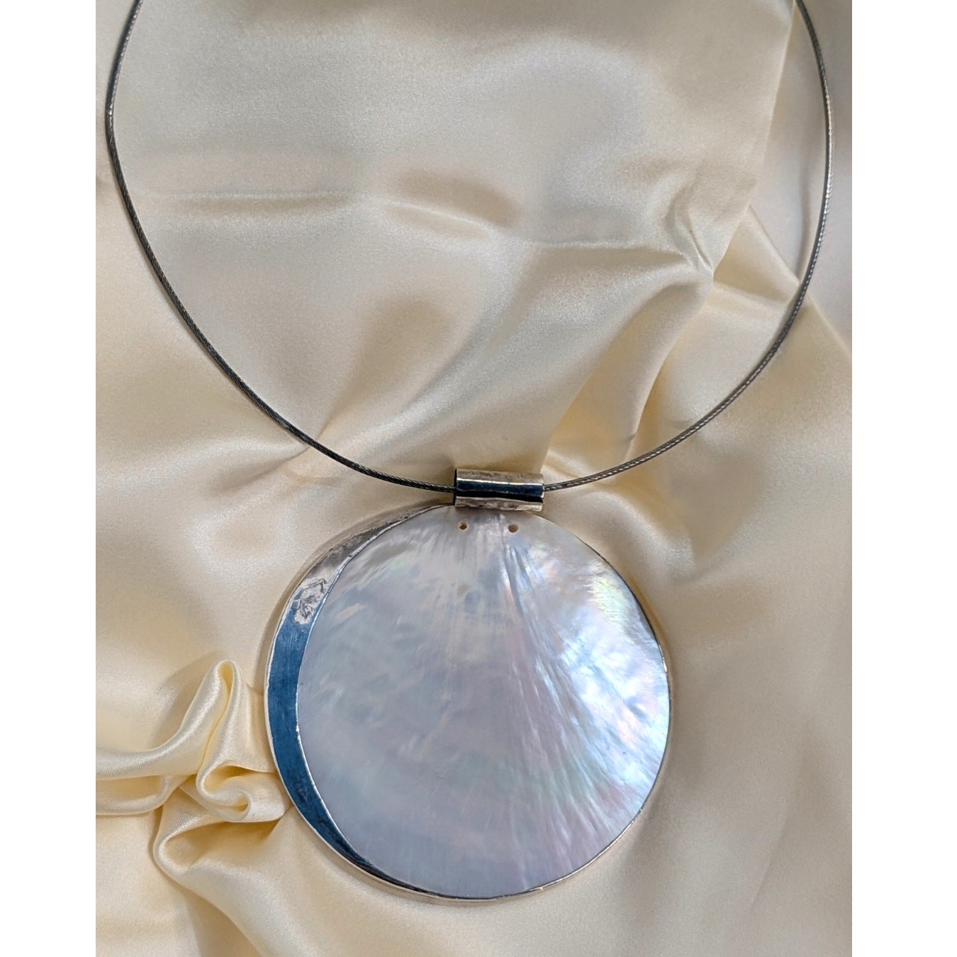 Mother of Pearl Statement Pendant Necklace CollarIridescent Shell 16.5″