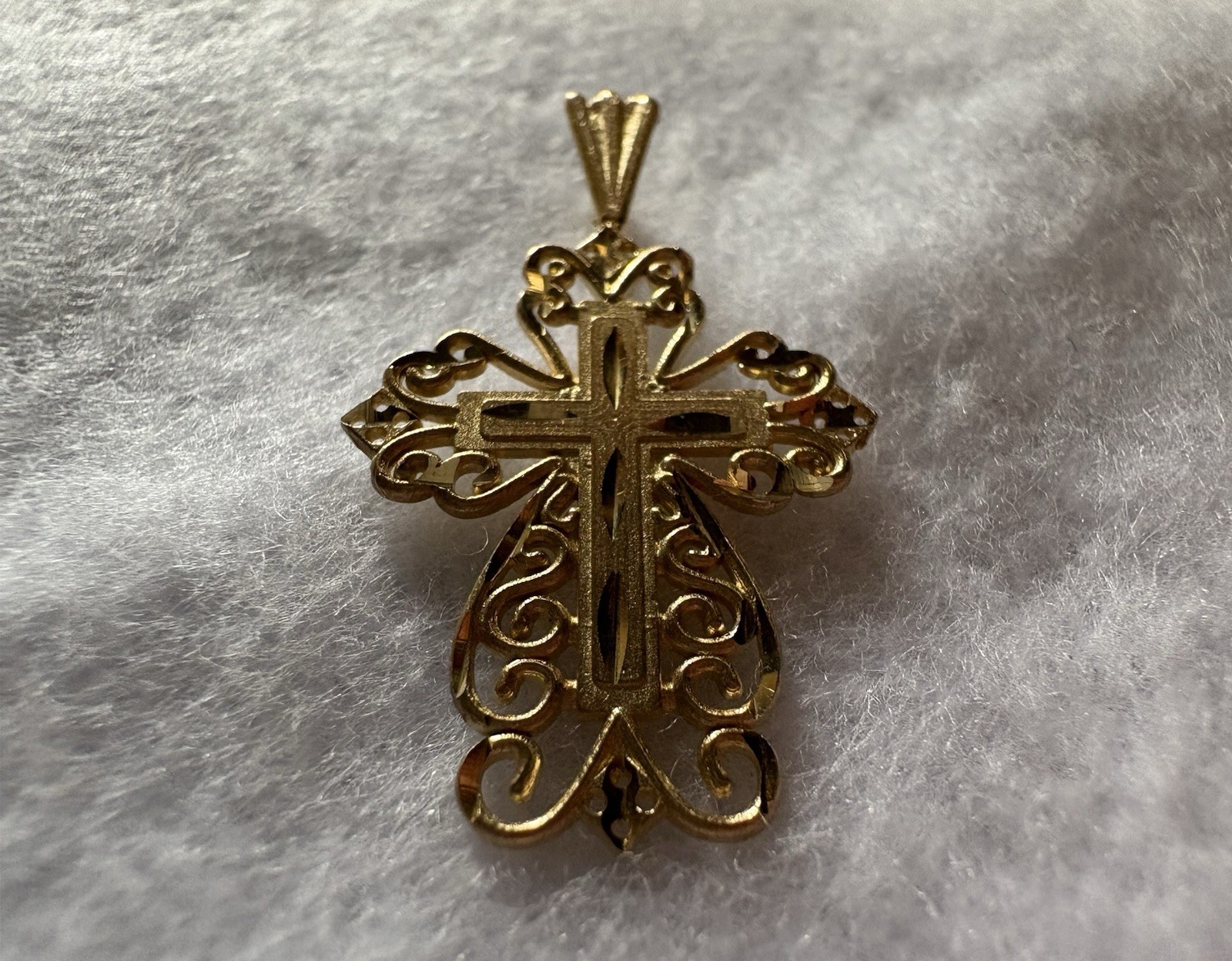 14k Gold Cross Yellow Gold Filigree Micheal Anthony Diamond Cut 1.1 grams 1983
