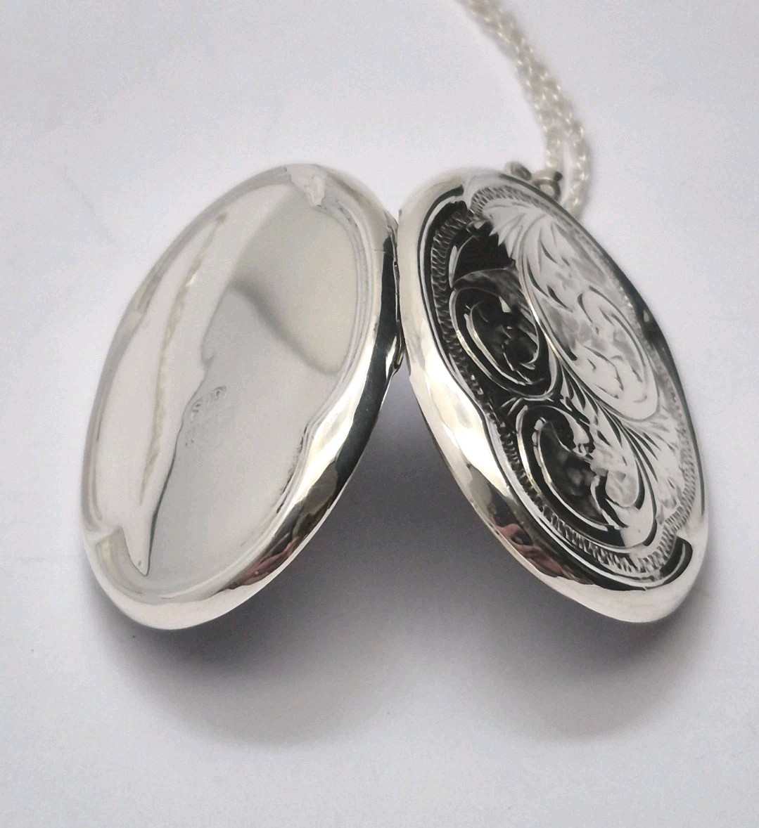 LOCKET – Sterling Silver Vintage Oval Photo Locket. Crimped Edging.