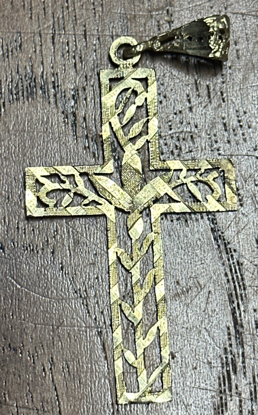 10K Yellow Gold Diamond-cut Filigree Cross Pendant. 3.2grams