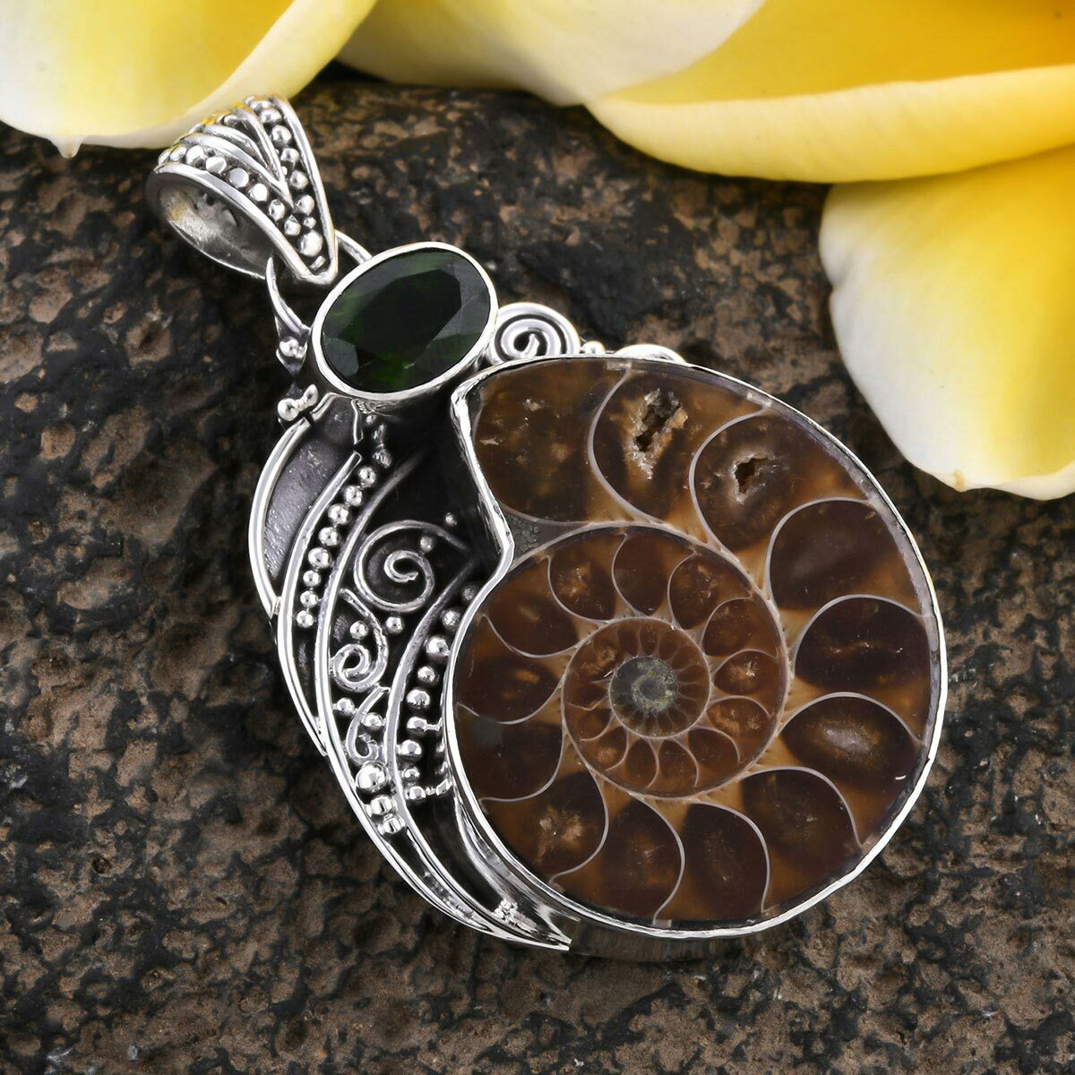 ARTISAN CRAFTED AMMONITE, RUSSIAN DIOPSIDE PENDANT IN STERLING SILVER 1.22 CTW