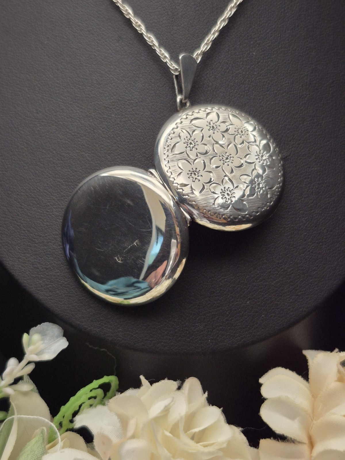 LOCKET – Vintage Hallmarked Sterling Silver Round Double Photo Locket Necklace.