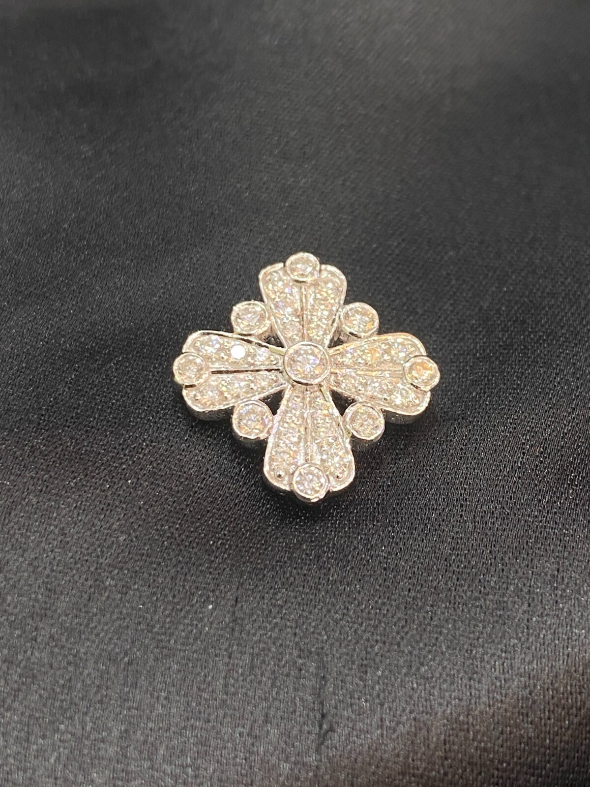 1.22 Cts F/VS1 Round Brilliant Cut Pave Diamonds Cross Pendant In 18K White Gold