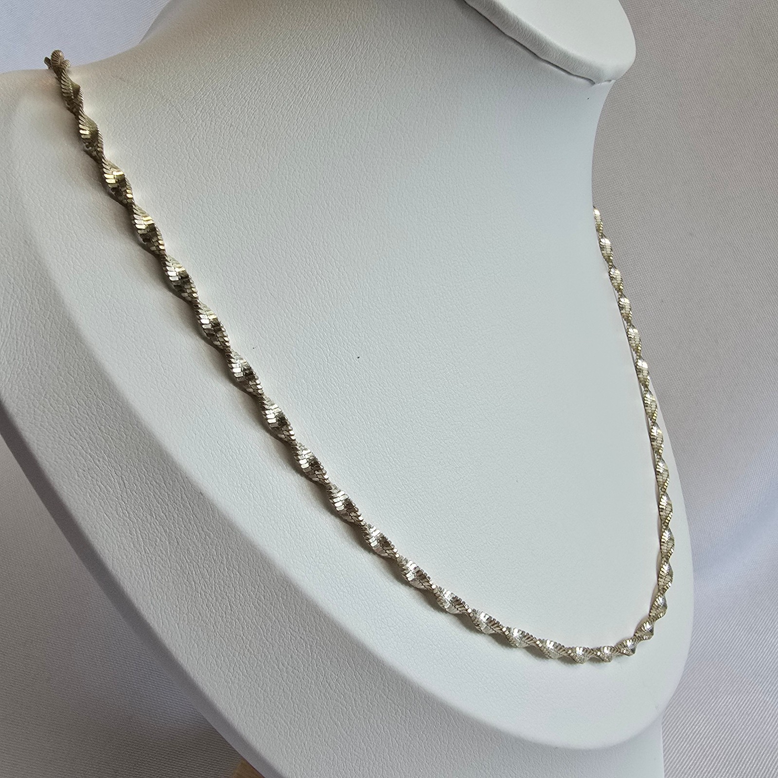 Sterling Silver Necklace 10.47g Fine Jewelry 23.5″ Singapore Chain Lobster Clasp