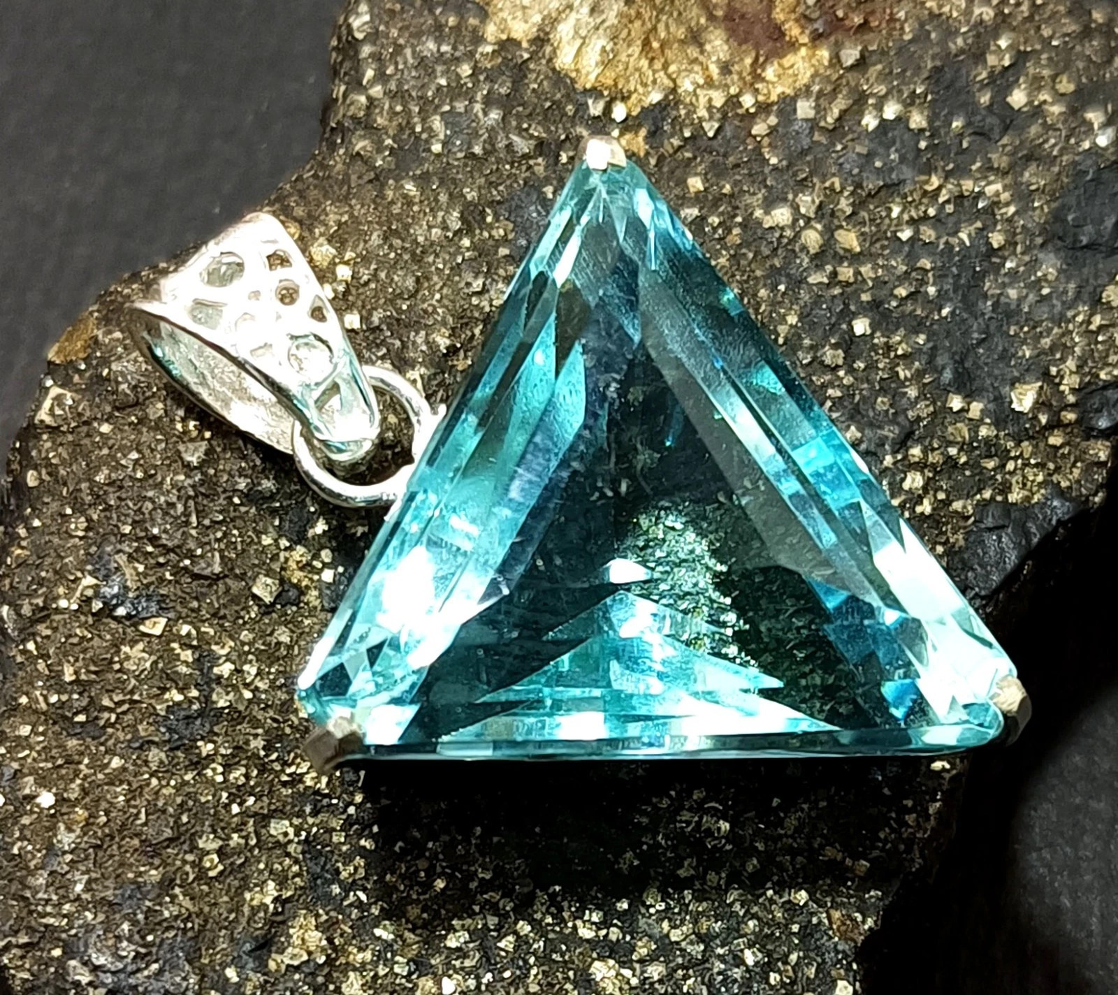 90 Ct Trillion Aquamarine Natural Topaz 925 Solid Silver Pendant Loose Gemstone