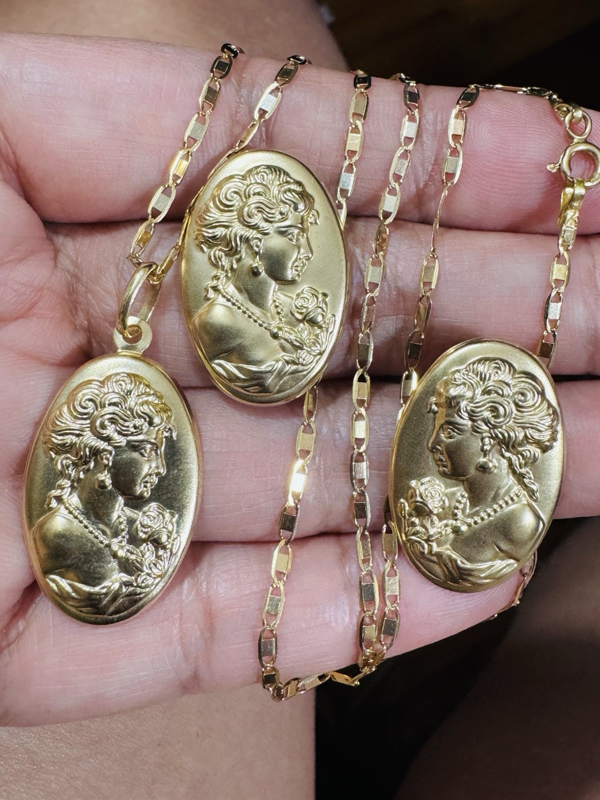 18K 750 Gold Set Queen Elizabeth Earring & Necklace 18” Long 7.6g 3mm