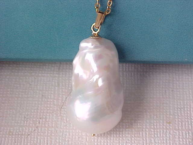 16MM X 27MM AAA BAROGUE WHITE PEARL PENDANT SOLID 18K YELLOW GOLD