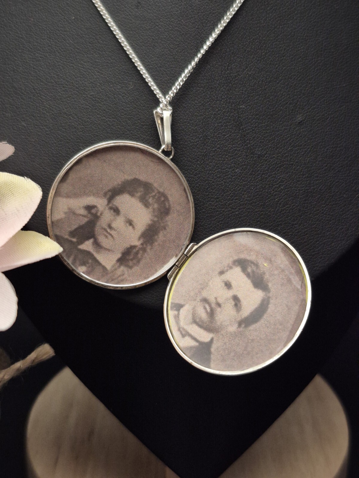 LOCKET – Sterling Silver Round Double Photo Locket Necklace. Hallmarked