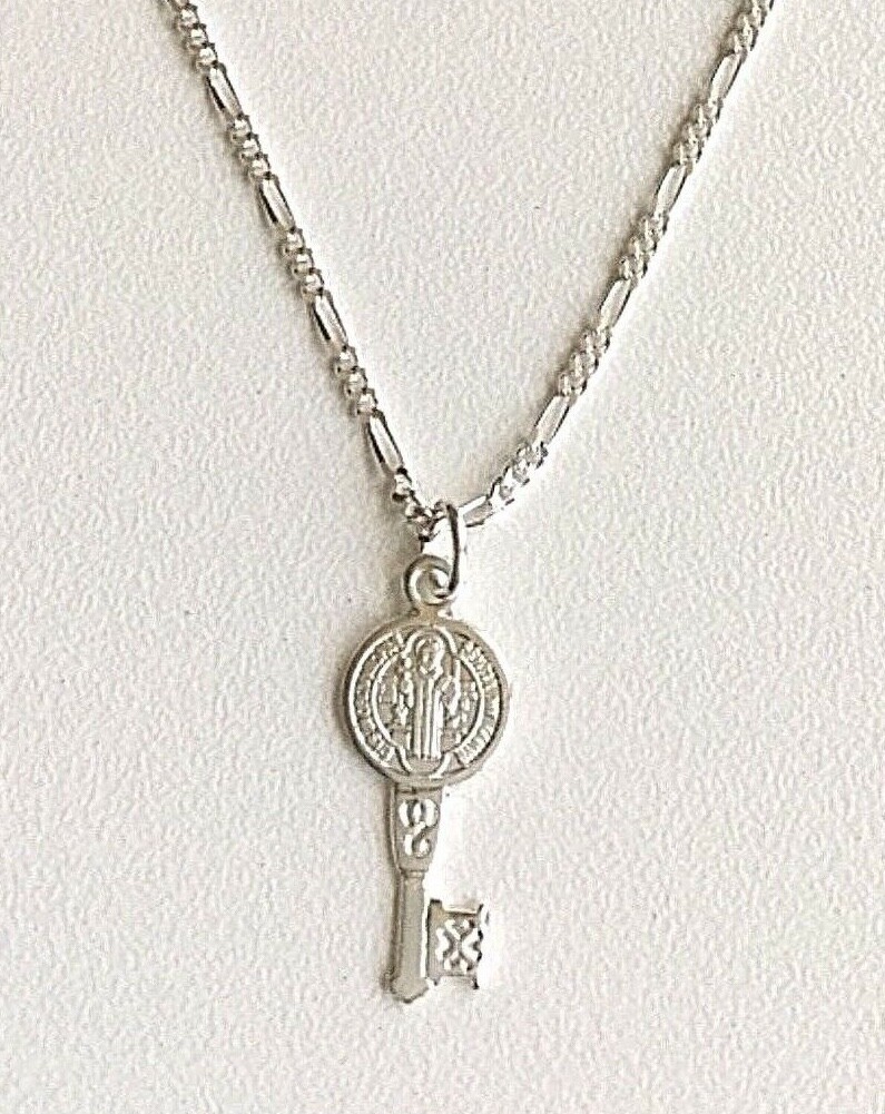 PLATA CADENA DE SAN BENITO LLAVE 18″ / SAINT BENEDICT KEY NECKLACE – 22x8mm