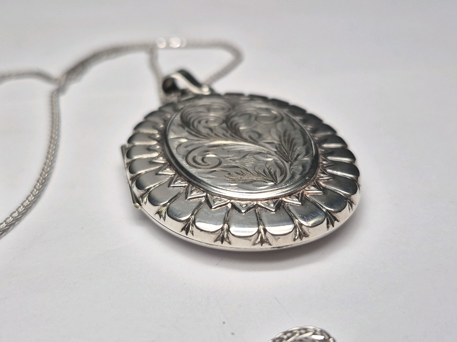 LOCKET – Large Vintage Oval Double Photo Locket/Keepsake with 30″ Chain.