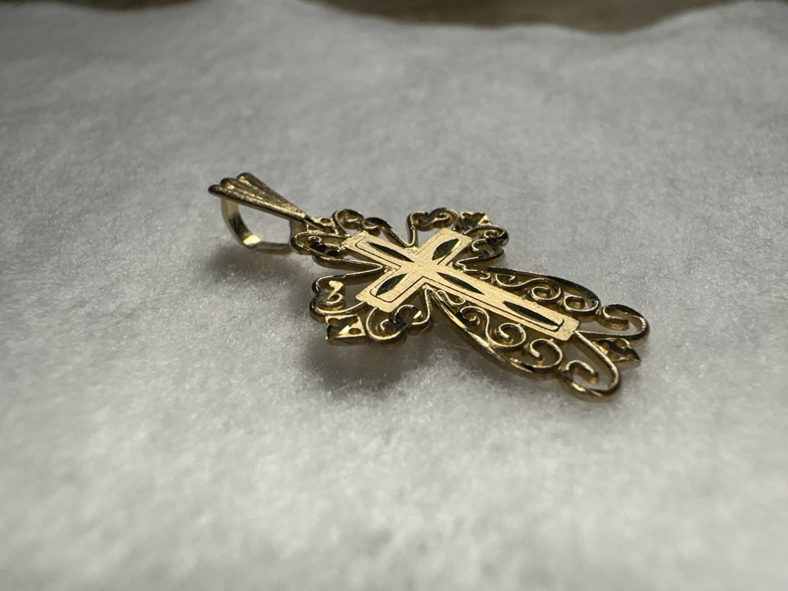 14k Gold Cross Yellow Gold Filigree Micheal Anthony Diamond Cut 1.1 grams 1983