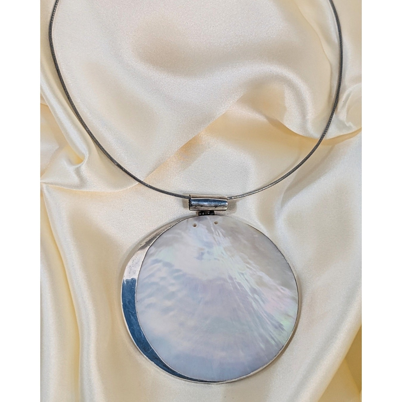 Mother of Pearl Statement Pendant Necklace CollarIridescent Shell 16.5″