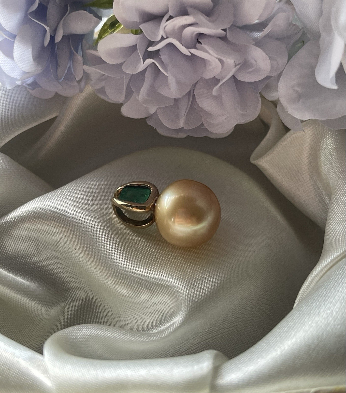 New 9ct Yellow gold Large Genuine South Sea Pearl Pendant With natural Emerald