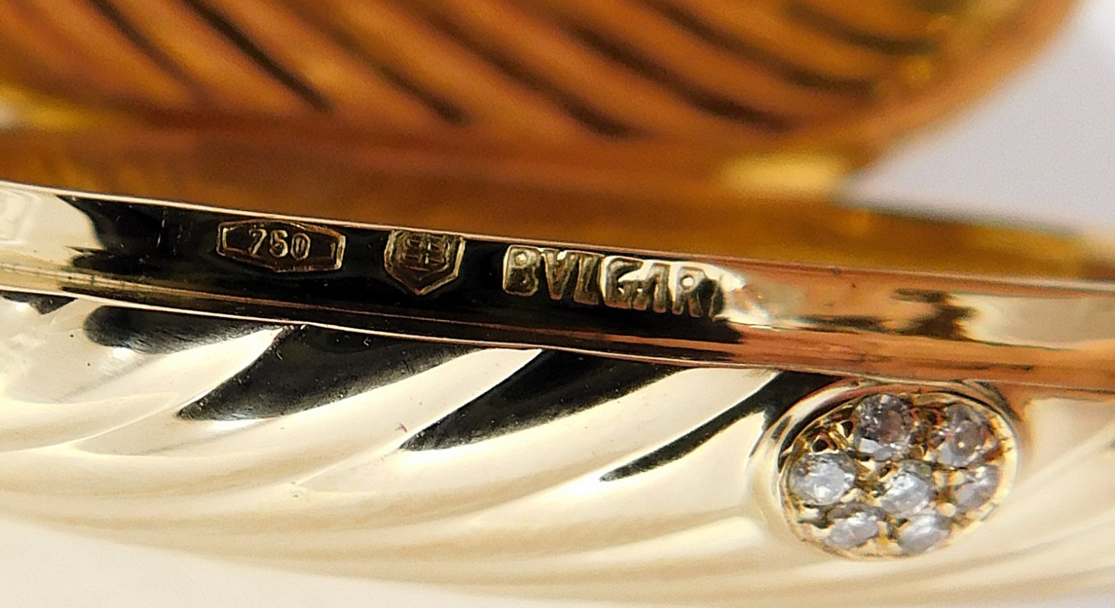 BVLGARI BULGARI 18 kt Yellow Gold 2 Photo Oval Shaped Locket 30.2 grams B9383