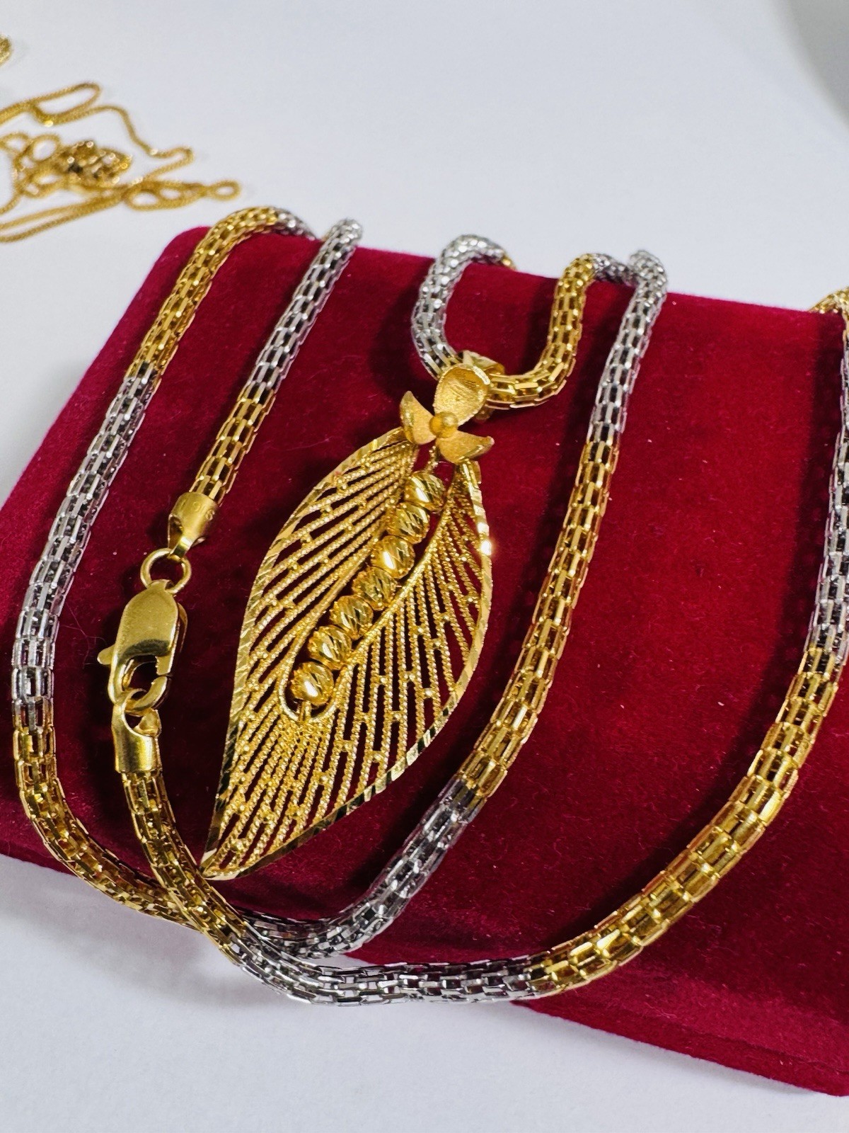 22K 916 Real Gold 21.5”/22” long Flower Leaf Set Necklace 14.1g 3.mm