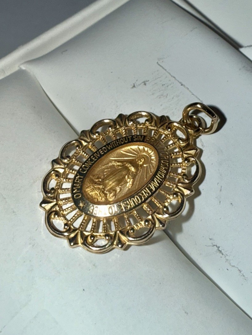 ESTATE Solid 14K Gold Virgin Mary Religious Oval Pendant