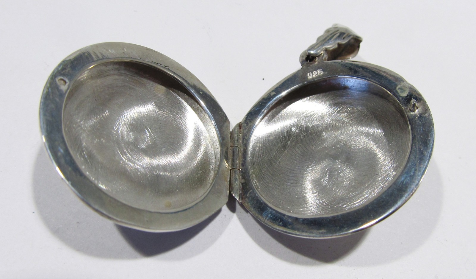 New 925 silver 1-1/8″ fancy etched pattern round locket pendant