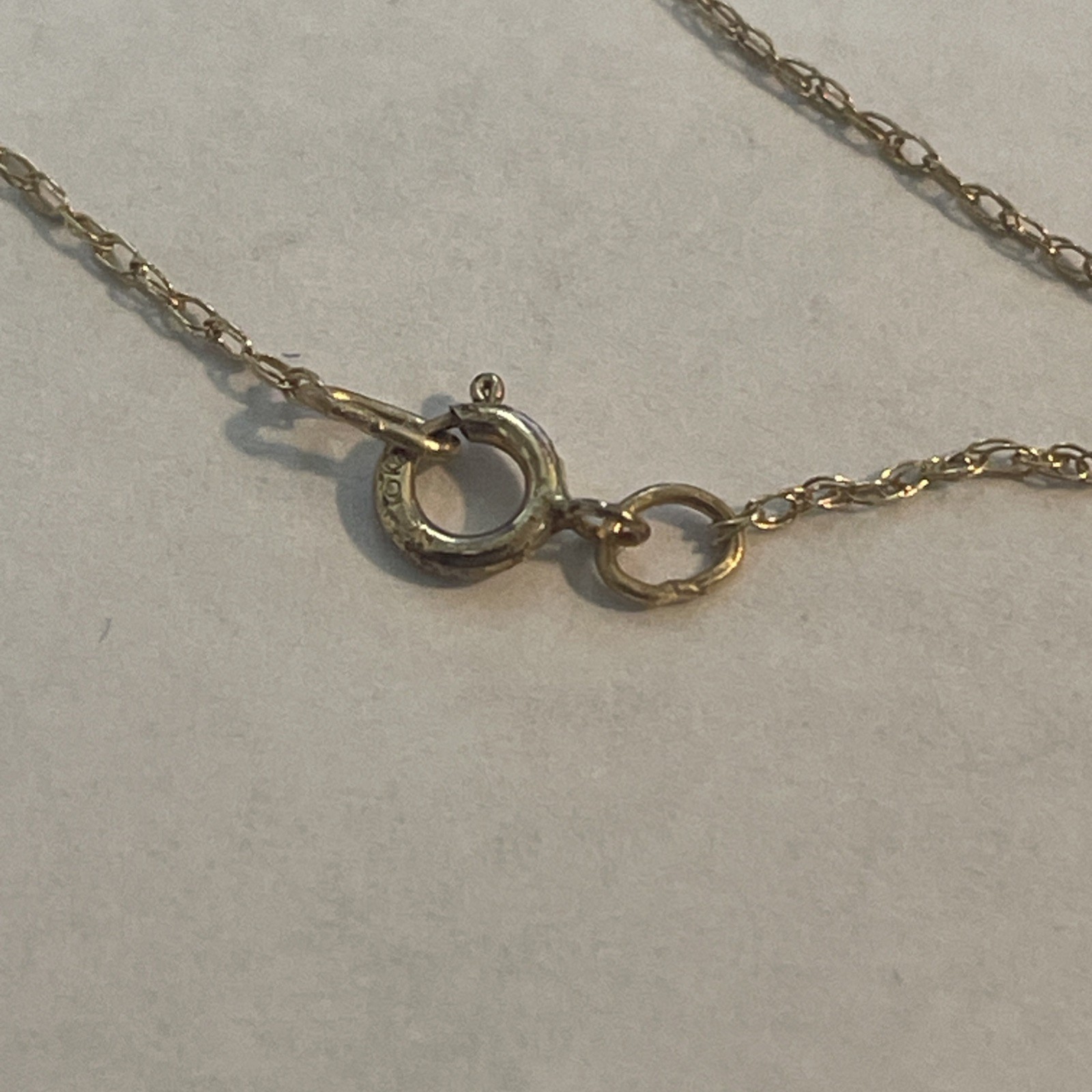 18 Inch Very Light 10 Karat Gold Ladies Necklace With Purple Heart Pendant ￼