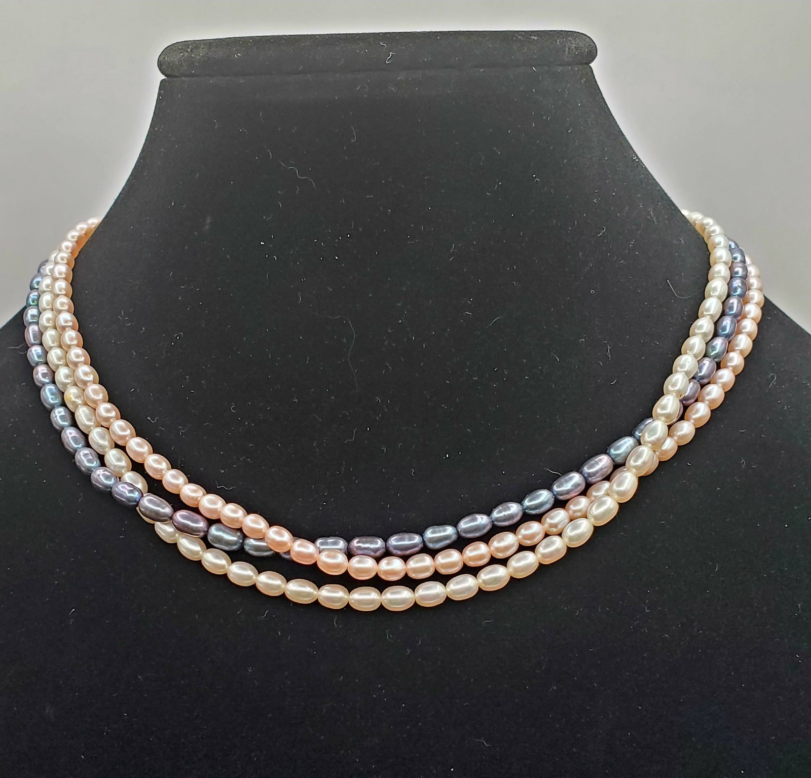 Vintage 14K Clasp 17″ Triple Strand Cultured Pearl Necklace Peacock Pink Cream
