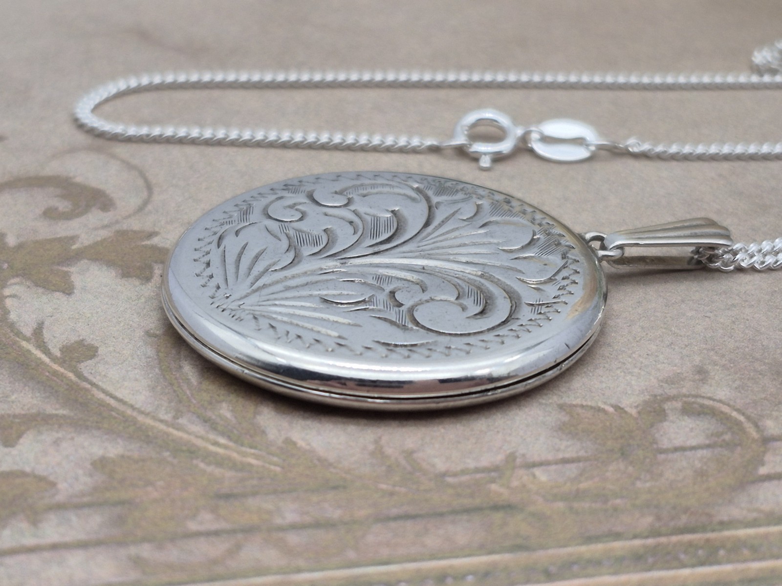 LOCKET – Sterling Silver Round Double Photo Locket Necklace. Hallmarked
