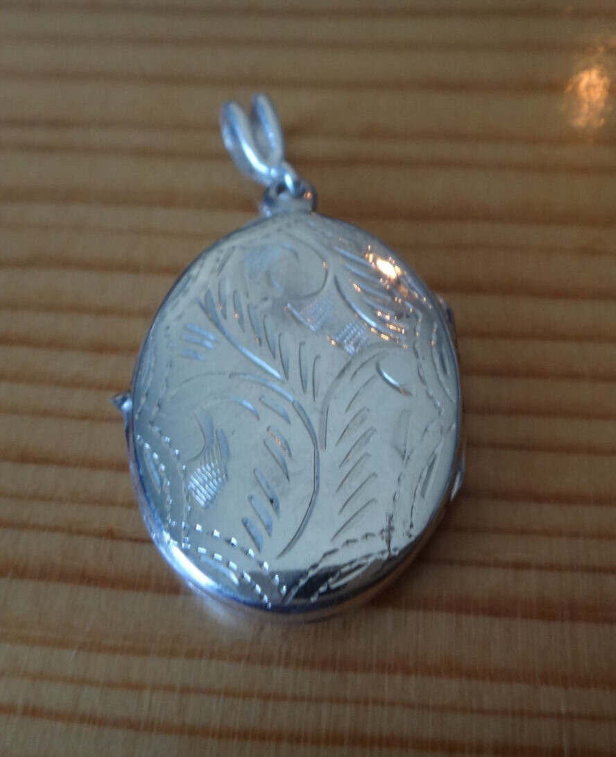 Sterling Silver 40×20 mm 6 gram Oval 2 Picture Photo Locket Charm!